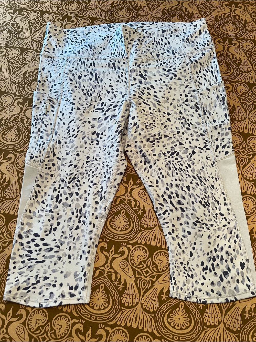 Athleta Grey Capri Leggings with Black Grey Speckle Print, Pockets, Mesh Details